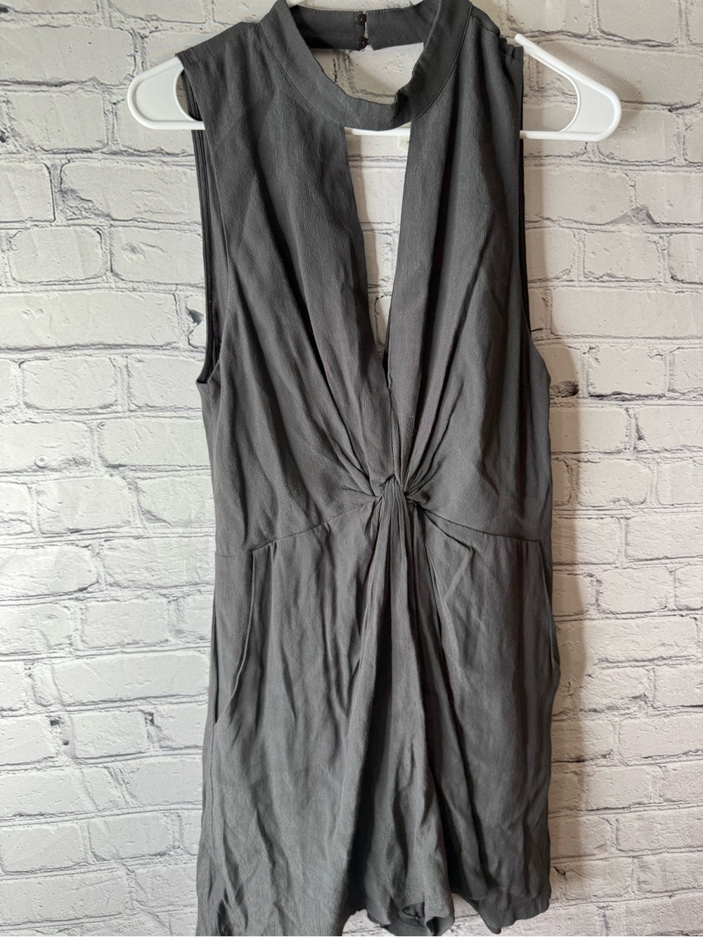 Astr the label Women's Sleeveless Knot-Front V-Neck romper size large